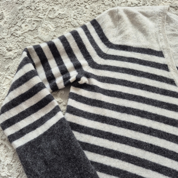 Lord & Taylor Women's Quiet Luxury Cashmere Cream Striped Sweater Soze Medium - Picture 3 of 4